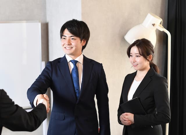 握手をしている日本人ビジネスマン
